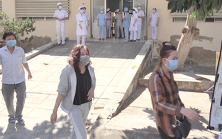 Video: Bệnh nhân 'siêu lây nhiễm' thứ 34 xuất viện