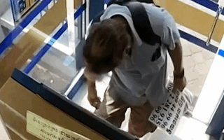 Video: Du khách bị bắt sau khi bôi nước bọt lên tiền rồi để lại trụ ATM