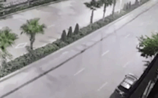 Video: Ôtô xoay nhiều vòng như phim hành động trên đường phố Quảng Ninh