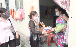 Video: Gần 650 người bán vé số bị thất nghiệp bởi dịch Covid -19 được nhận quà