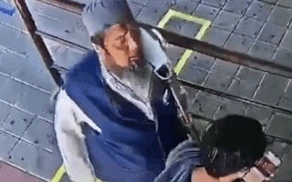 Video: Người đàn ông nhiễm COVID-19 ngã gục trên tàu ở Thái Lan
