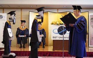 Video: Robot nhận bằng tốt nghiệp thay sinh viên trong mùa dịch COVID-19