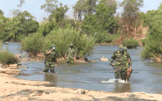 Video: Băng rừng lội suối kiểm soát tuyến biên giới phòng dịch Covid-19