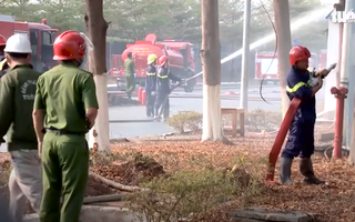 Video: Cháy lớn kho chứa hơn 10 tấn hạt điều, phá tường để dập lửa