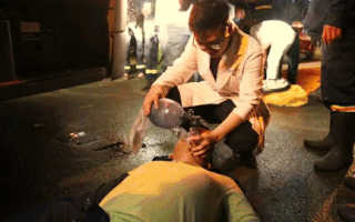 Video: 33 chiến sĩ bị bỏng, axit và kính văng vào người trong khi chữa cháy