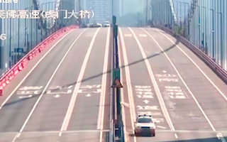 Video: Cây cầu uốn lượn như sóng vì gió thổi ở Trung Quốc