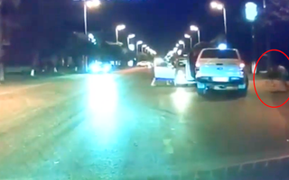 Video: Cướp dùng dao đâm tài xế rồi mở cửa taxi bỏ chạy