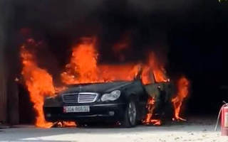 Video: Ôtô để trong gara bất ngờ bốc cháy dữ dội