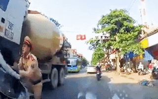 Video: Hai thanh niên tông thẳng vào cảnh sát giao thông