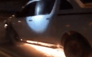 Video: Cảnh sát truy đuổi tài xế say rượu lái ôtô gãy bánh phát lửa trên đường phố