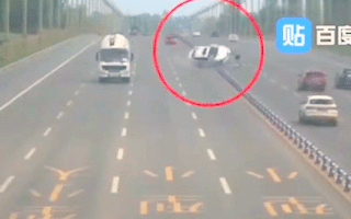 Video: Ôtô mất lái xoay tròn trên đường phố