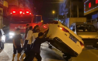 Video: Người dân lật ôtô cản đường xe cứu hỏa