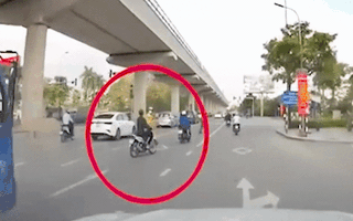 Video: Thanh niên không đội nón bảo hiểm tông thẳng vào cảnh sát giao thông