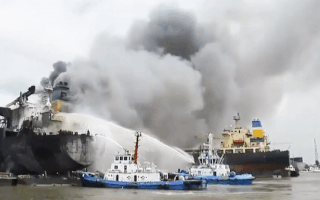 Video: Tàu chở dầu bốc cháy dữ dội, 22 người bị thương