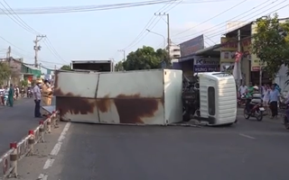 Video: Xe tải gãy trục lật ngang đường