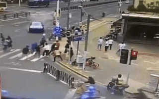 Video: Ôtô mất lái đâm văng dải phân cách rồi lao vào đám đông