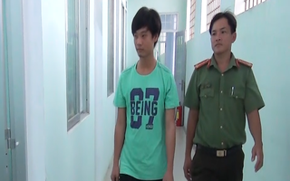 Video: Mua tiền giả trên mạng về xài, nam thanh niên bị bắt tạm giam