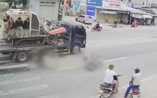 Video: Khoảnh khắc xe tải húc văng xe máy khi sang đường