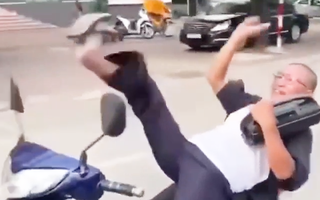 Video: Người đàn ông ôm loa, mở nhạc, nằm trên yên và lái xe bằng chân