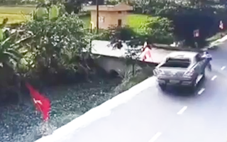 Video: Đạp xe sang đường, một bé trai bị ôtô tông rơi xuống mương