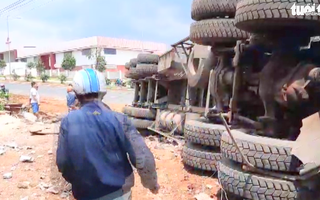 Video: Xe đầu kéo bị lật nhào, tài xế và phụ xe thoát chết