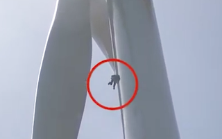 Video: Giải cứu công nhân bị treo lơ lửng trên trụ tuabin