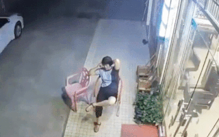 Video: Đang ngồi hóng mát trước cửa nhà, ôtô bất ngờ đâm mạnh