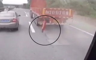 Video: Thanh sắt bay khỏi xe đầu kéo, đâm thủng kính xe buýt
