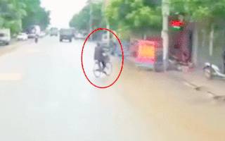 Video: Người đàn ông đi xe đạp ngã vào gầm xe tải, tài xế đánh lái cứu người