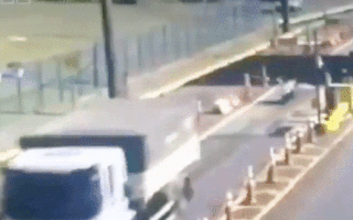 Video: Lợi dụng xe tải để vượt trạm thu phí, một xe máy văng giữa đường