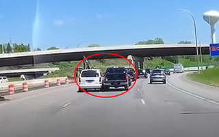 Video: Hai ôtô dàn hàng ngang, tranh đường nguy hiểm trên cao tốc
