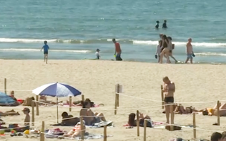 Video: Tắm biển theo kiểu căng dây giữ khoảng cách ở Pháp