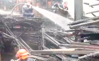 Video: Cháy lớn giữa trời mưa ở trại cây Lý Vinh