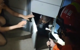 Video: Lính cứu hỏa cứu bé trai bị kẹt trong hộc tủ