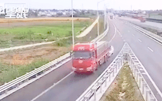 Video: Lùi xe trên cao tốc tông vào một ôtô phía sau, tài xế mở cửa tháo chạy