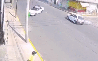 Video: Taxi xoay ngang, trượt dài trên đường phố rồi va chạm mạnh vào cột điện