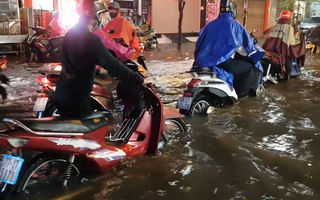 Video: TP.HCM mưa lớn, hàng loạt xe chết máy trong đêm tối