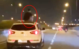 Video: Người đàn ông ngồi trên nóc ô tô, xe chạy tốc độ cao trên đường