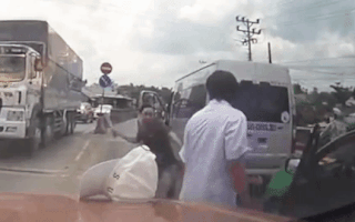 Video: Tài xế xe khách cầm dao chém liên tiếp vào người tài xế taxi sau va chạm giao thông
