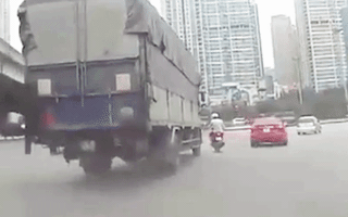 Video: Nam thanh niên thoát chết trước đầu xe tải chỉ trong tích tắc