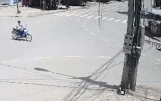 Video: Đầu trần phóng xe qua ngã tư đâm hàng loạt xe máy