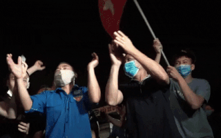 Video: Người dân Hạ Lôi không ngủ, đổ ra đường lúc 0h đêm nhảy mừng ngày hết cách ly