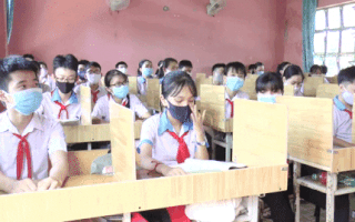 Video: Trường mua ván ép đóng vách ngăn giúp học sinh chống dịch COVID-19