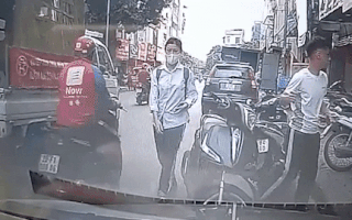 Video: Xe biển số xanh mở cửa bất cẩn, xe máy té ngã trên đường phố