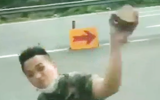 Video: Nam thanh niên cầm gạch ném vỡ kính, rách cằm tài xế xe tải
