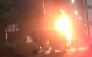 Video: Container đang chạy bốc cháy dữ dội trên quốc lộ