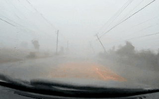Video: Mưa lớn khiến hàng loạt trụ điện phát nổ trên đường phố