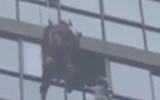 Video: Đu dây cứu bé gái kẹt ở ban công tầng 13