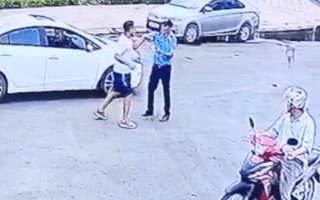 Video: Đậu xe sai chỗ bị nhắc nhở, tài xế lao vào đánh bảo vệ bệnh viện