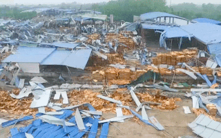 Flycam cảnh tan hoang sau lốc xoáy, sập nhà xưởng ở Vĩnh Phúc, 3 người chết